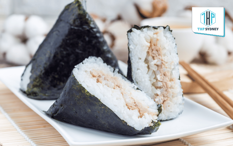 Cơm nắm cá ngừ tiện lợi, dễ làm cho bữa sáng