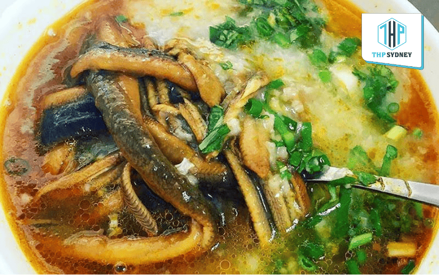 Múc cháo ra tô, cho lươn lên trên, thêm hành, tiêu và thưởng thức