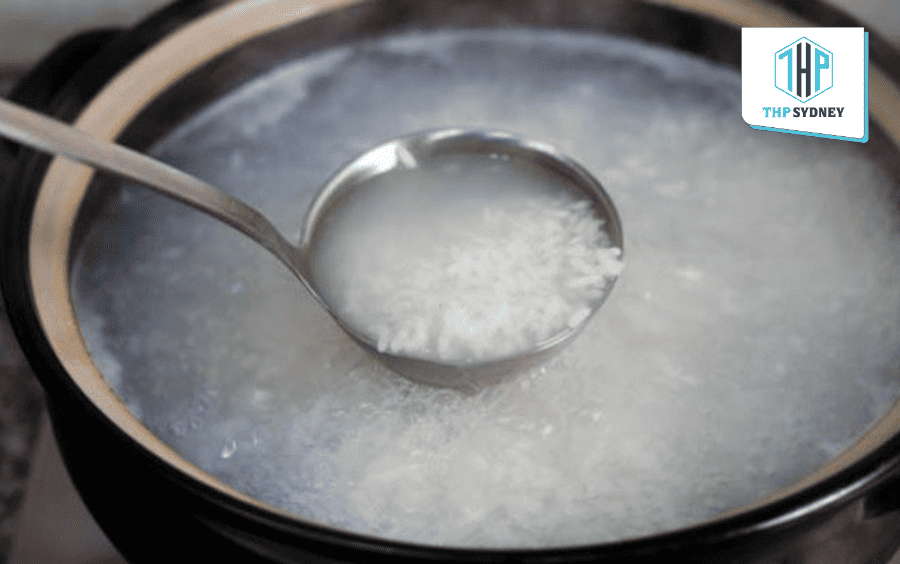 Nấu cháo với lửa nhỏ cho đến khi hạt gạo bung đều