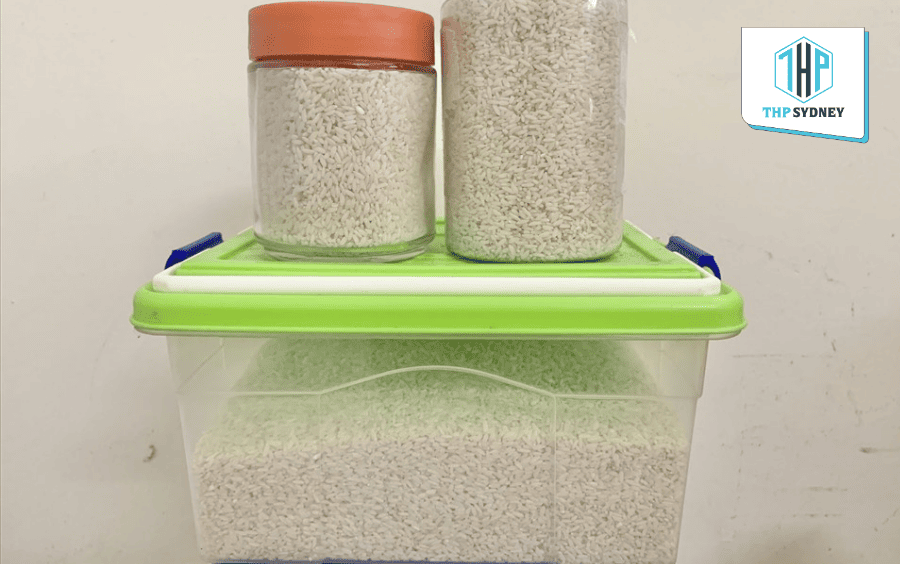 Bảo quản nếp trong hũ hoặc thùng ở nơi khô ráo, thoáng mát