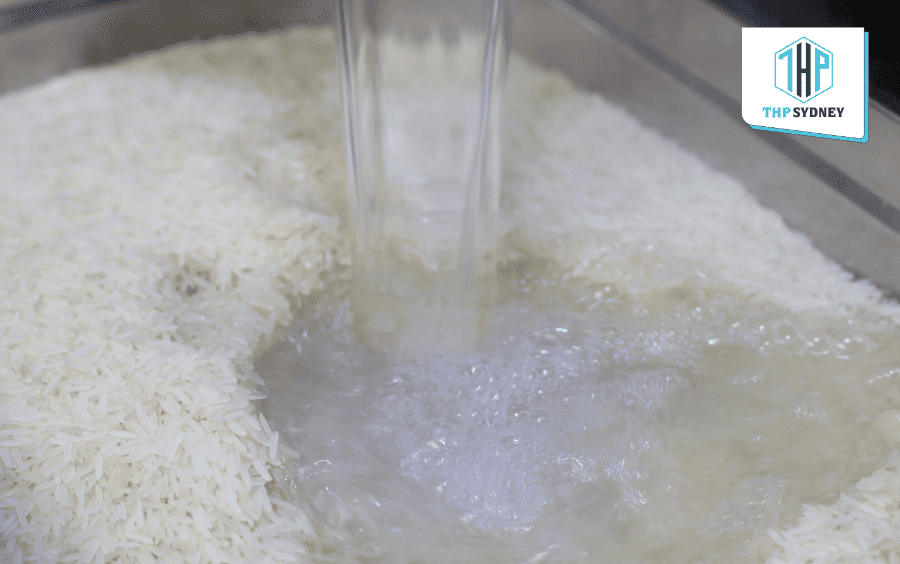 Đong nước nấu cơm theo tỷ lệ 1:1