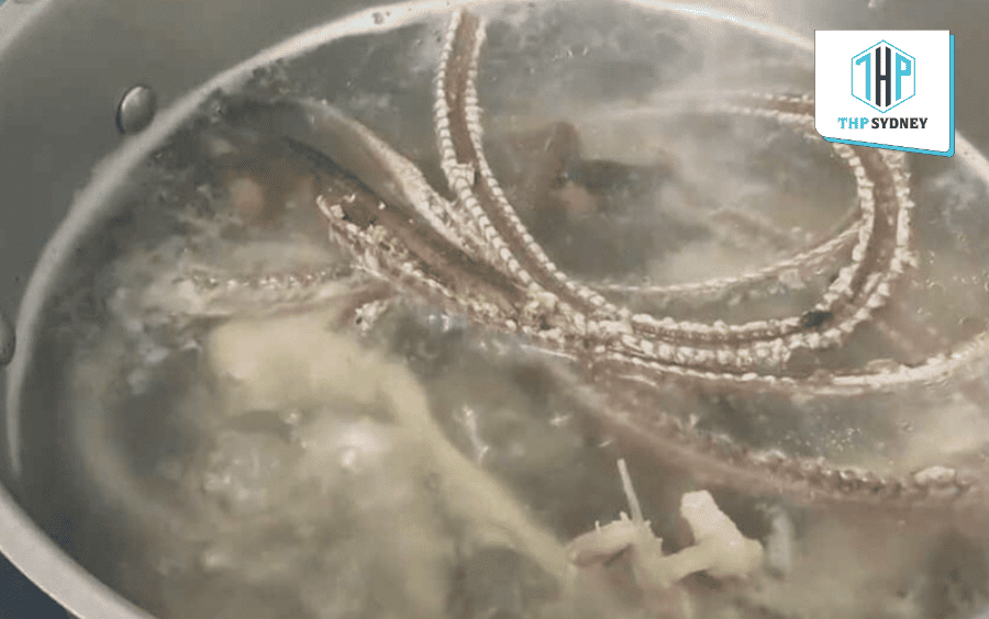 Nấu nước dùng từ xương