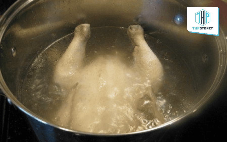 Sơ chế và luộc gà với gừng, hành tím và chút muối