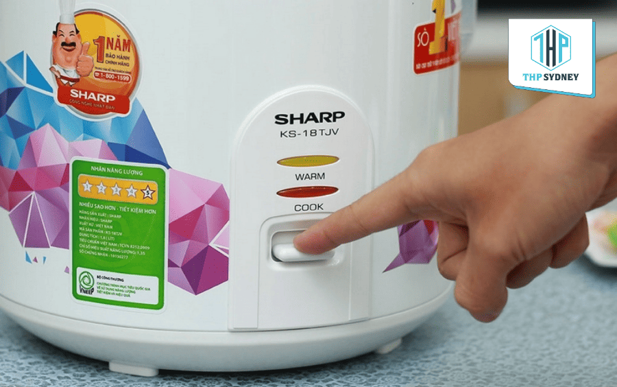 Bật nút "Nấu" và chờ cơm chín