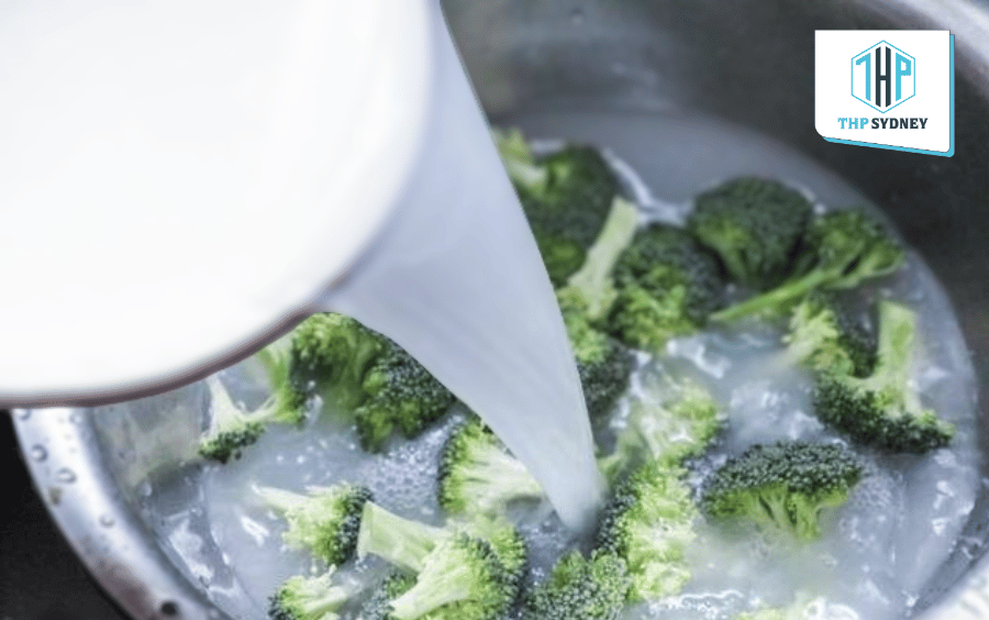 Ngâm rau củ bằng nước vo gạo giúp loại bỏ phần nào lượng thuốc trừ sâu và tạp chất