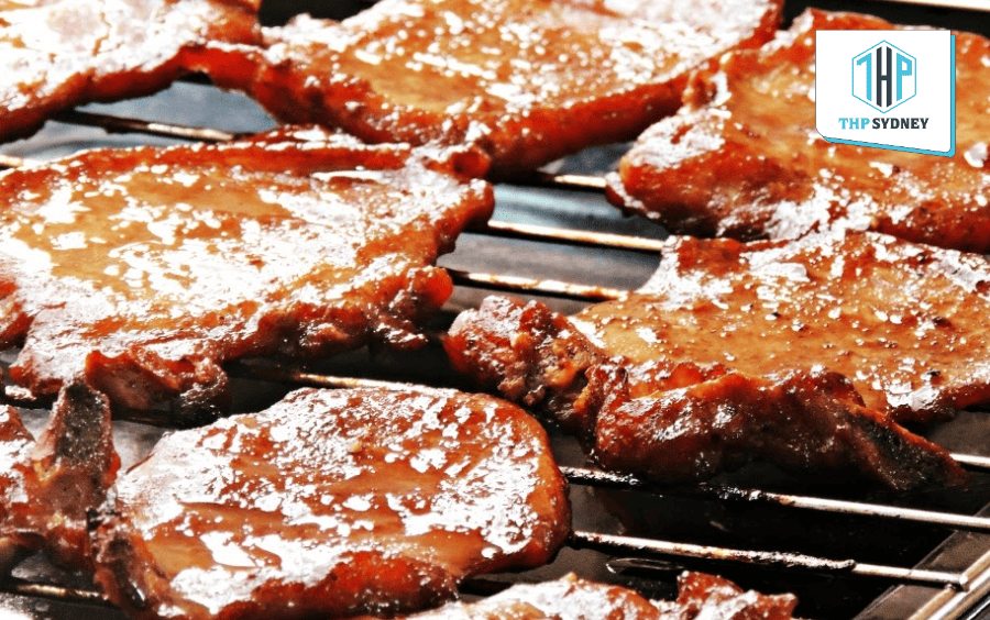 Nướng sườn trên lửa than hoạc lò nướng đến khi vàng đều