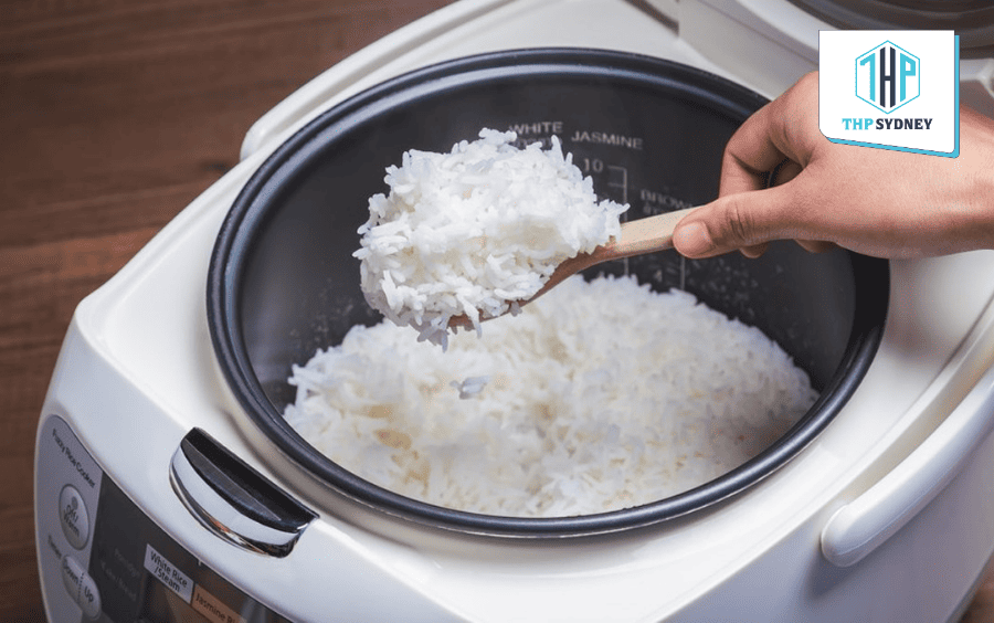 Ủ cơm thêm 10-15 phút trước khi dùng