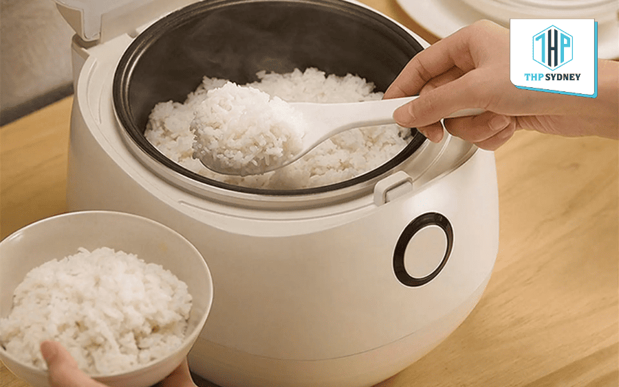 Xới cơm cho tơi đều và thưởng thức